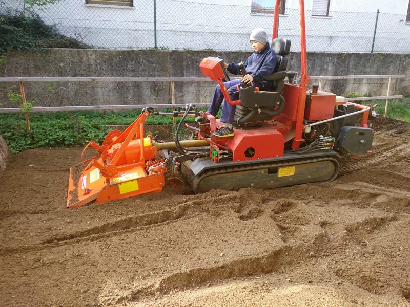 Pflanzvorbereitung mit unserer kleinen Mulchraupe