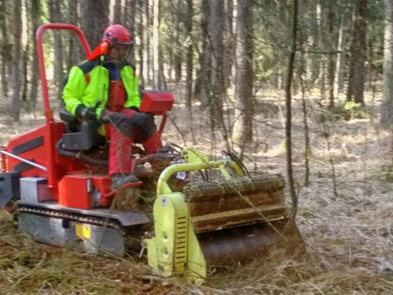 Pflanzvorbereitung mit unserer kleinen Mulchraupe